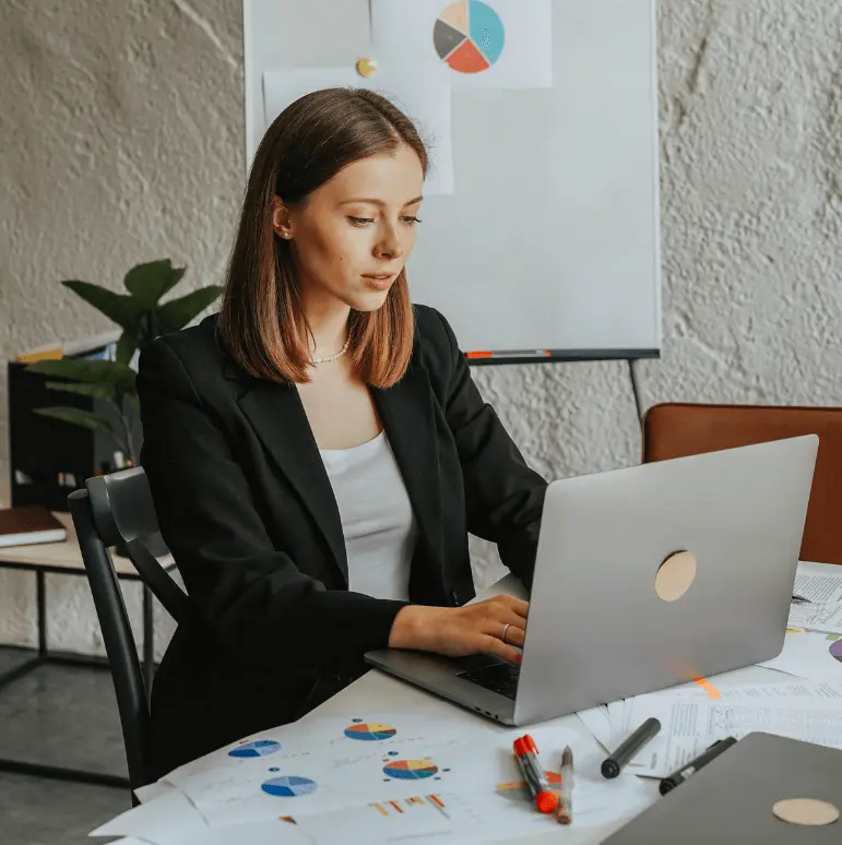 Corporate woman working in his laptop